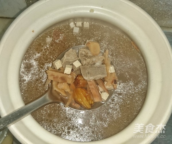 牛大力土茯苓猪骨汤的步骤